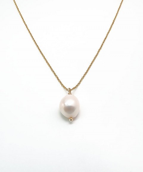 Pendant with chain and pearl