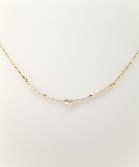 Necklace with fine pearls