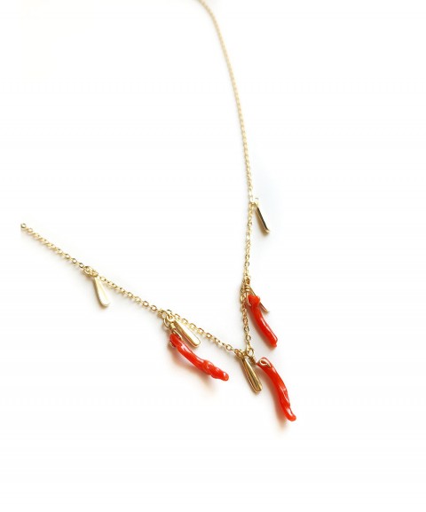 Short necklace with corals